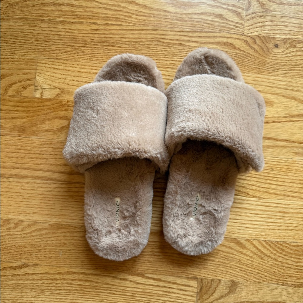 Vionic Women's Tan Fuzzy Slippers